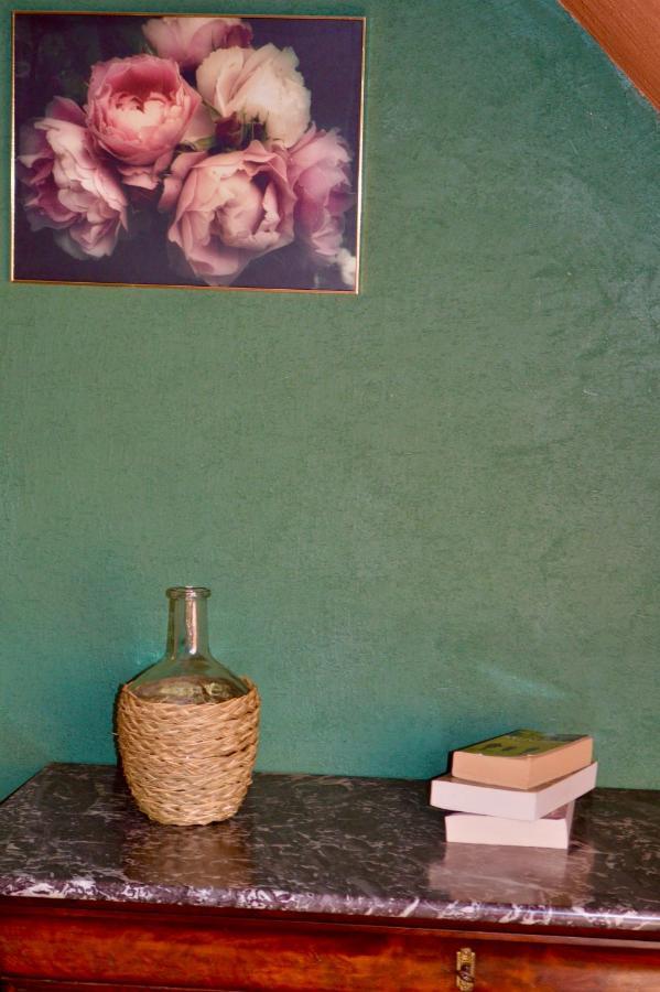 La Pichonniere Bed & Breakfast Isigny-le-Buat Exterior photo