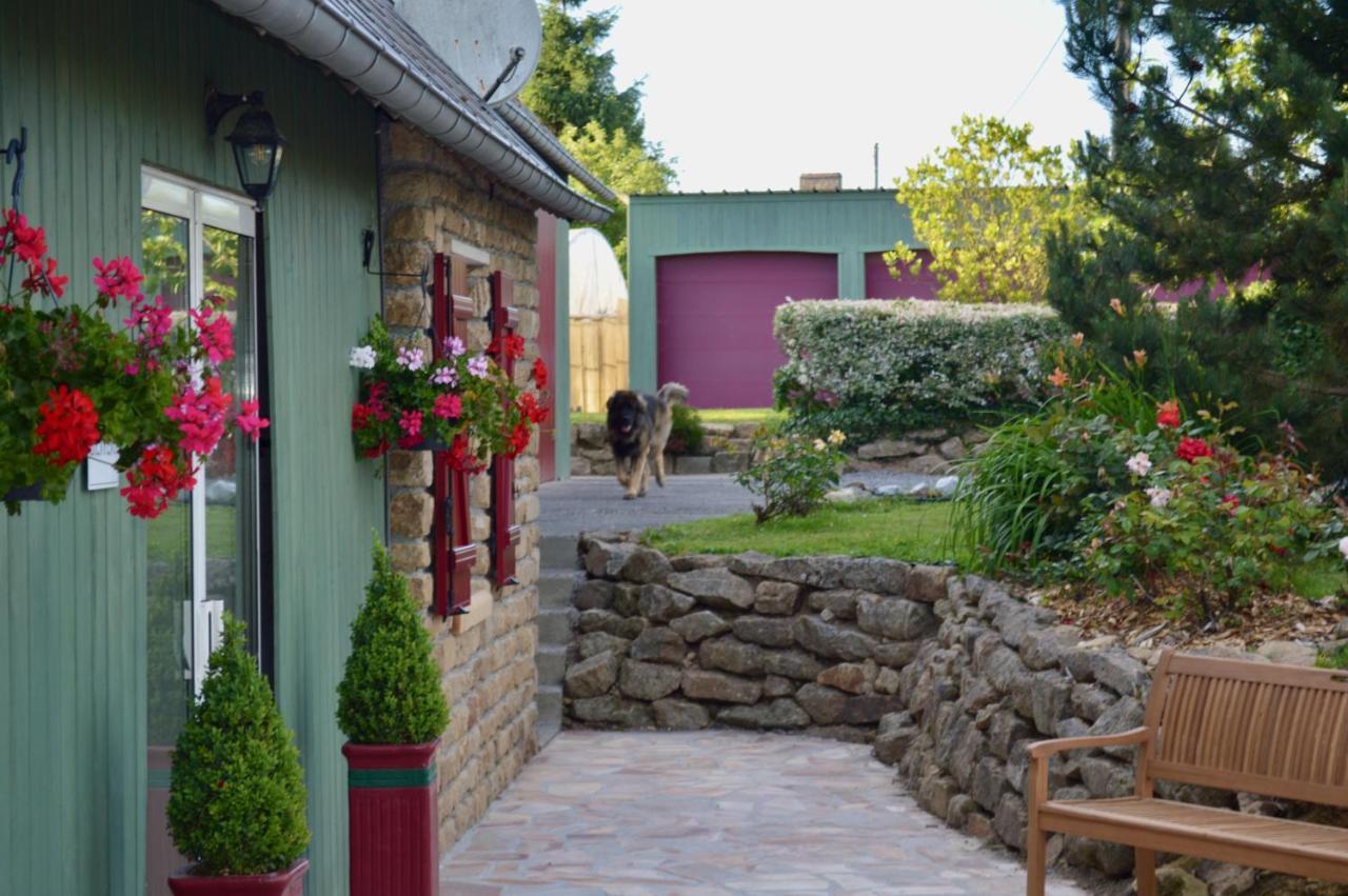 La Pichonniere Bed & Breakfast Isigny-le-Buat Exterior photo