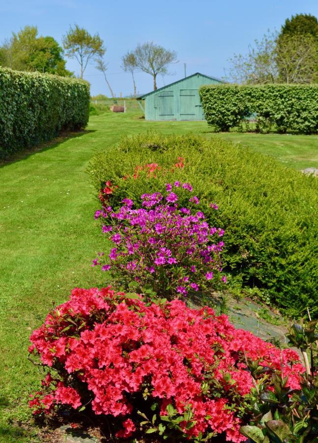 La Pichonniere Bed & Breakfast Isigny-le-Buat Exterior photo