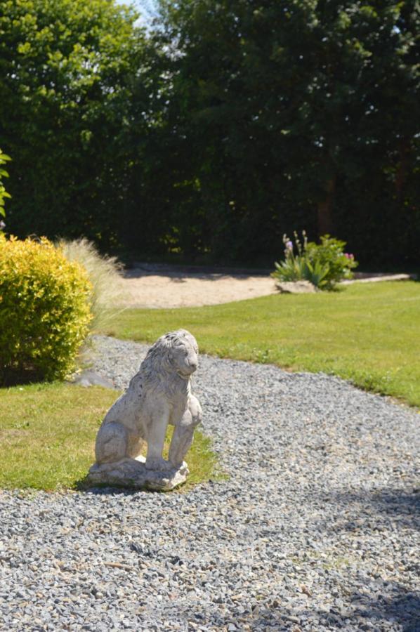 La Pichonniere Bed & Breakfast Isigny-le-Buat Exterior photo